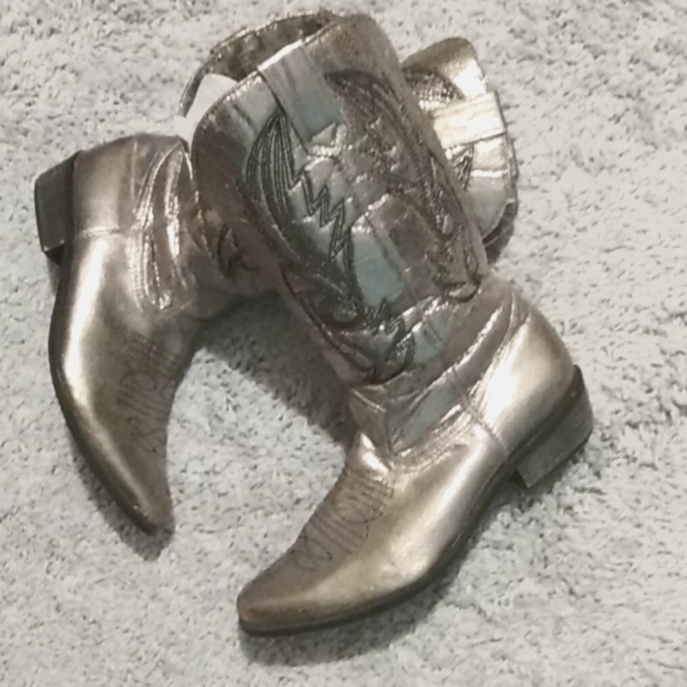Platinum angel wing boots Size 6.5